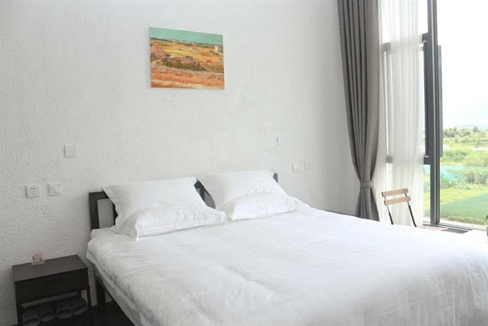 Dali Starry Night Inn