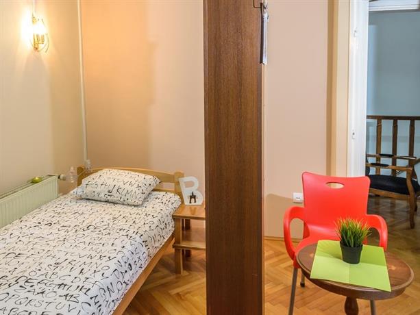 Hostel White Town