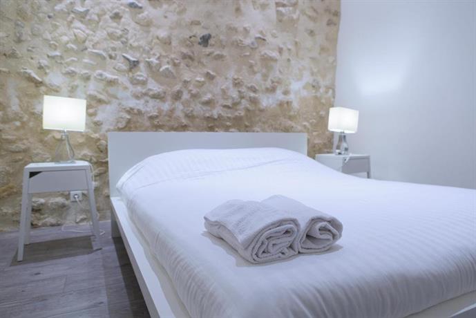 Ausone Beautiful loft apartment in historical center terrace and parking