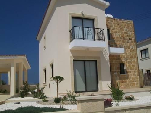 Modern 3 bedroom villa pool and close to golf course