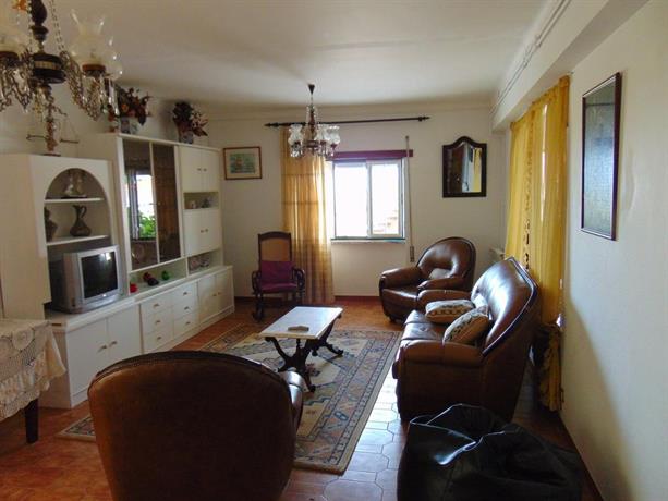 3 Bedroom Apartment in a Ground Floor of a Vila Wseparate Kitchen Living Room