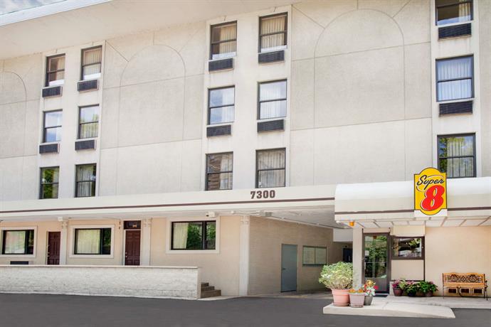 Super 8 by Wyndham Chicago IL Hotel