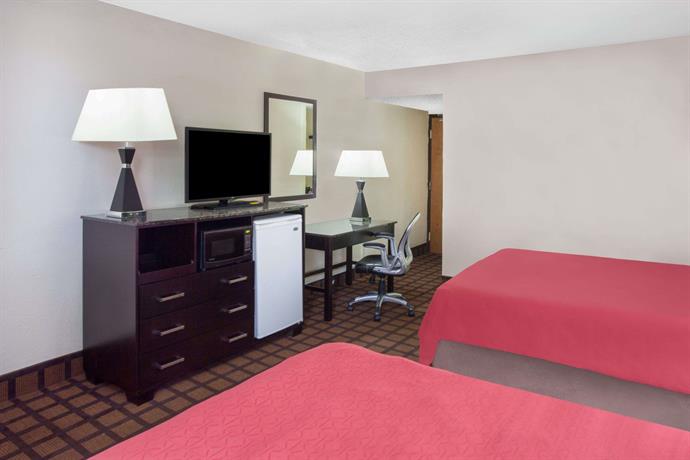 Super 8 by Wyndham Chicago IL Hotel