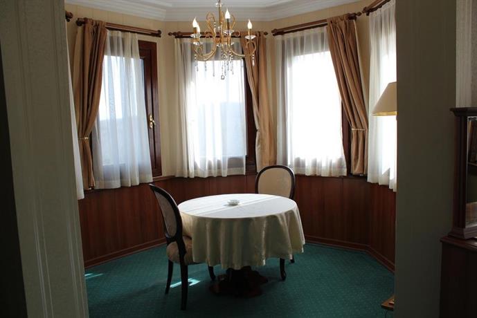 Dr Kushan Hotel