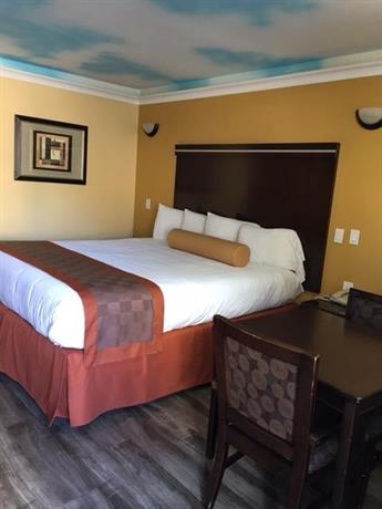 Hollywood Palms Inns & Suites