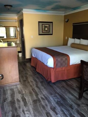 Hollywood Palms Inns & Suites