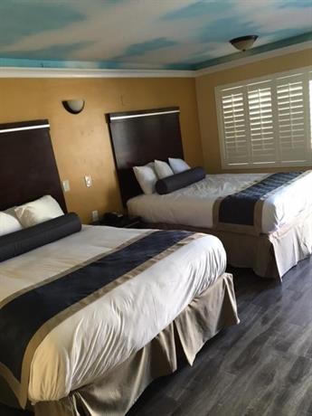 Hollywood Palms Inns & Suites