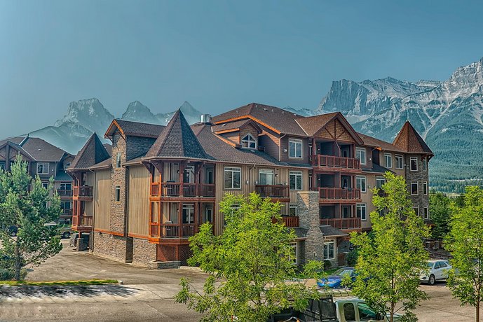 Falcon Crest Lodge by CLIQUE