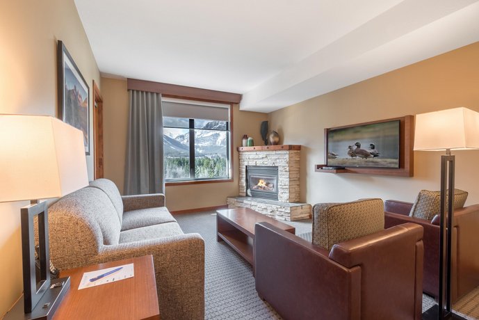 Falcon Crest Lodge by CLIQUE