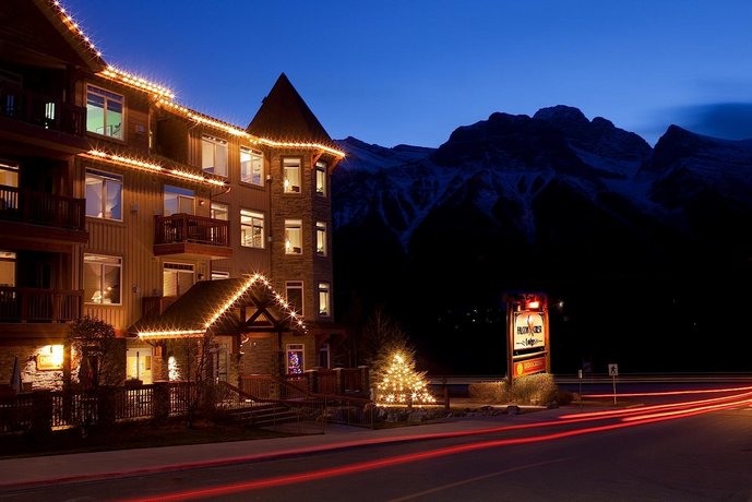 Falcon Crest Lodge by CLIQUE