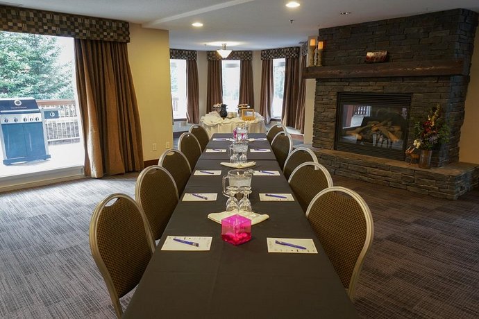 Falcon Crest Lodge by CLIQUE