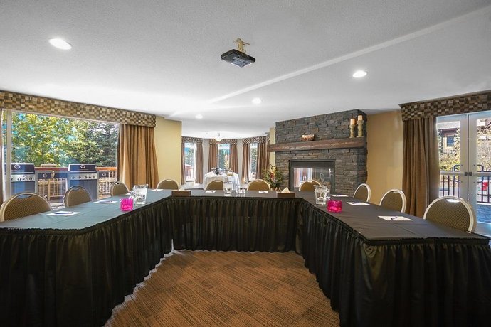 Falcon Crest Lodge by CLIQUE