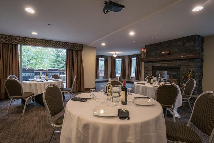 Falcon Crest Lodge by CLIQUE