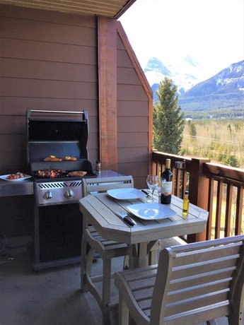 Falcon Crest Lodge by CLIQUE