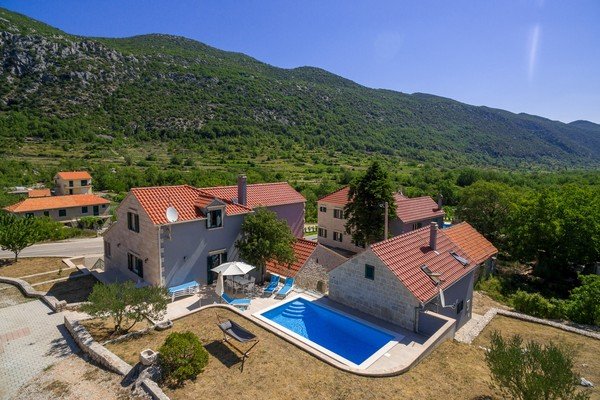 Villa Roglic with pool in Dalmatian Hinterland