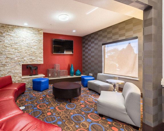 Econo Lodge Inn & Suites East