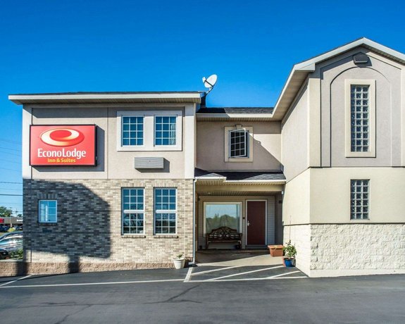 Econo Lodge & Suites Airport North Syracuse