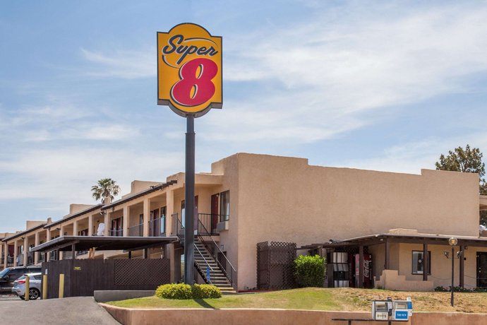 Super 8 by Wyndham Barstow Hotel