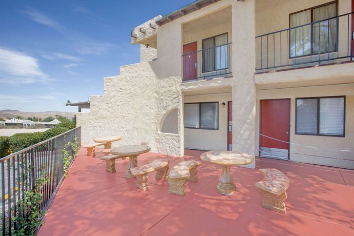 Super 8 by Wyndham Barstow Hotel