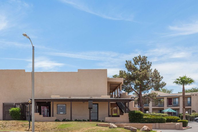 Super 8 by Wyndham Barstow Hotel