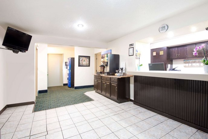 Super 8 by Wyndham Pittsburgh Airport Coraopolis Area