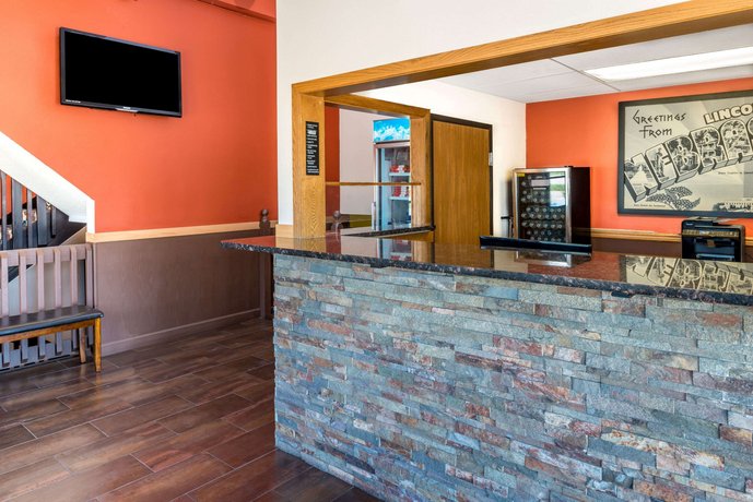 Super 8 by Wyndham Lincoln West Hotel