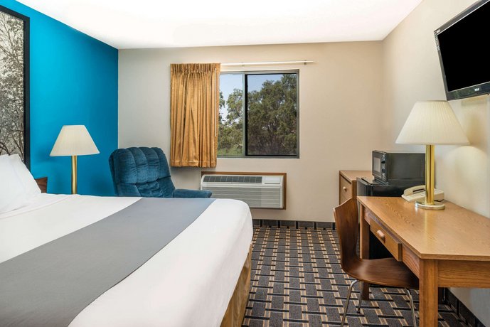 Super 8 by Wyndham Lincoln West Hotel