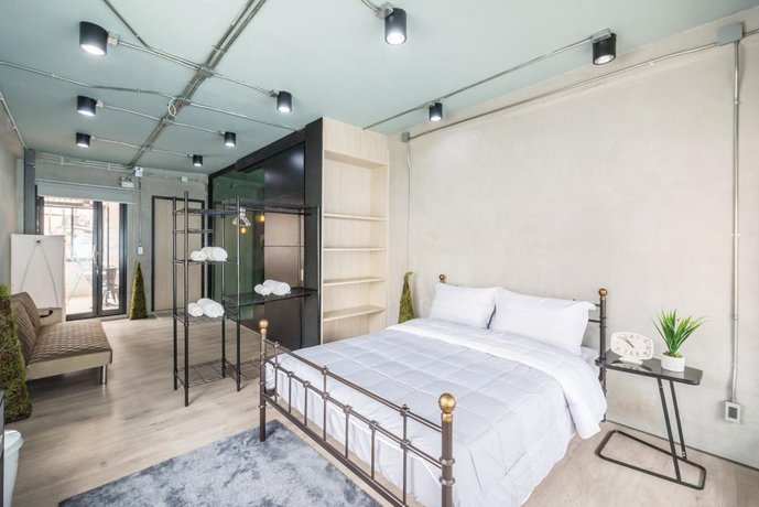 Light Loft at Victory Monument By Favstay
