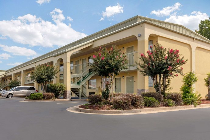 Quality Inn Mccomb Compare Deals - 