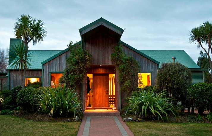 Whakaipo Lodge Acacia Bay New Zealand thumbnail
