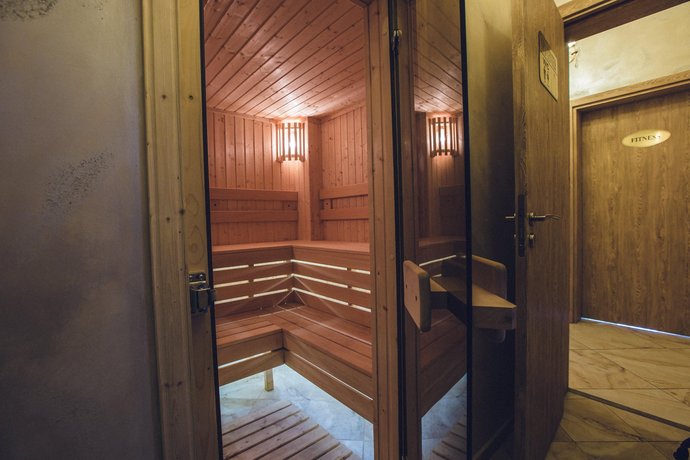 Avenue Deluxe Hotel