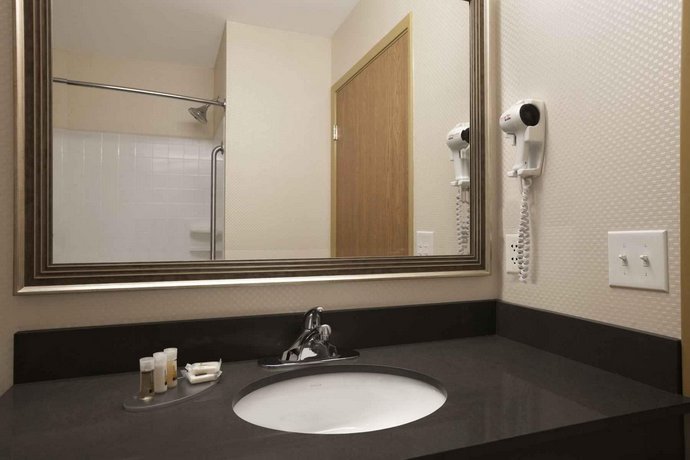 Days Inn & Suites by Wyndham Winnipeg Airport Manitoba