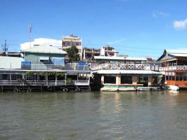 Floating Hotel Chau Doc Mosque Jamiul Azhar Vietnam thumbnail