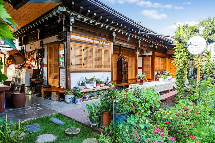 Ongoeul Guesthouse Gwanseong Shrine South Korea thumbnail