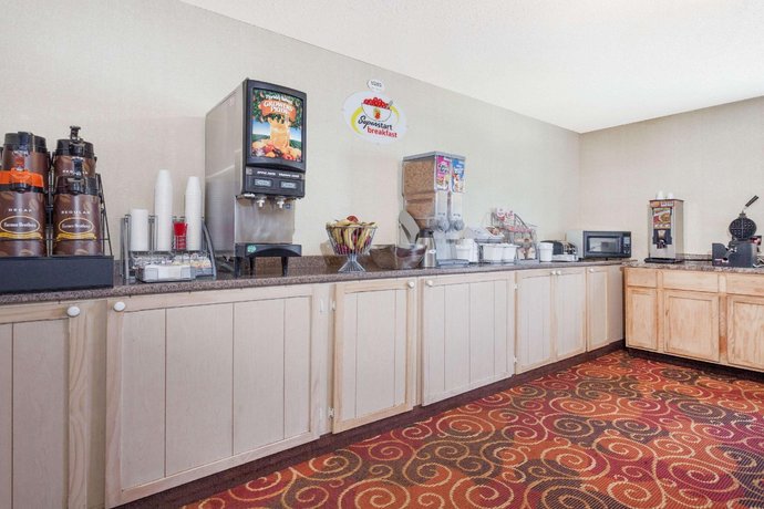 Super 8 by Wyndham Evansville North