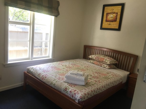 Sunny House with 5 Bedrooms near airport