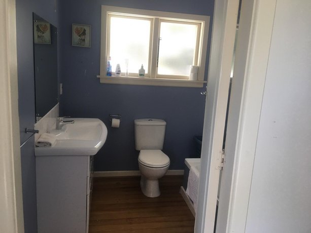 Sunny House with 5 Bedrooms near airport
