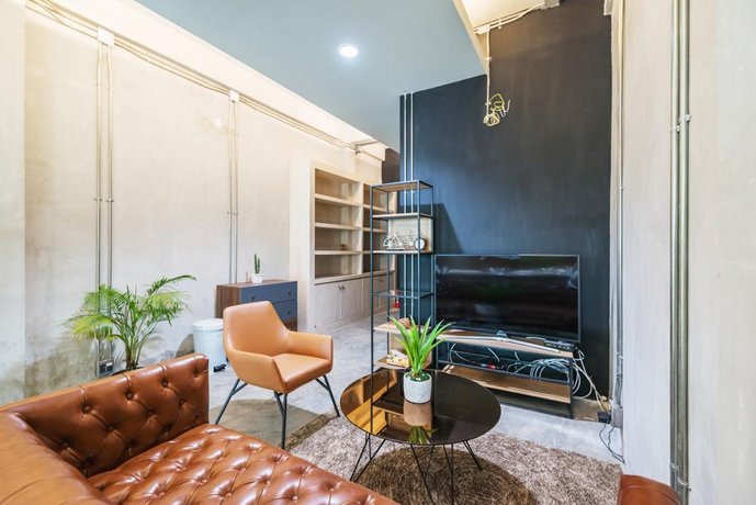 Light Loft at Victory Monument By Favstay