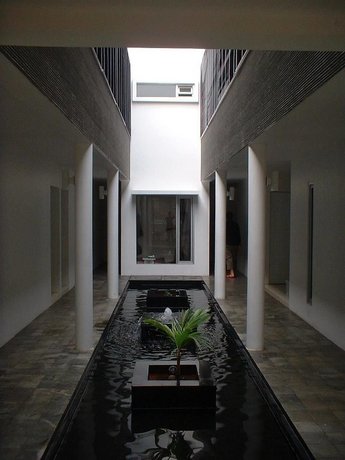 FLAT06 Minimalist Residence