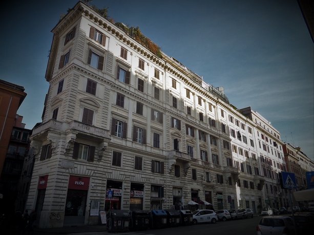 325 Rooms ai Fori