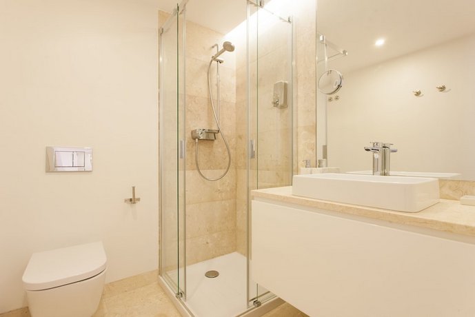 Mouraria Blue Three-Bedroom Apartment w/ Parking - by LU Holidays