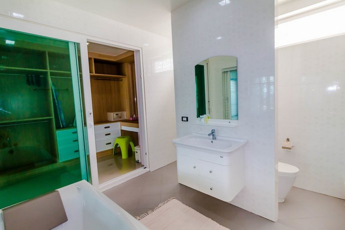 Chalong Hill Tropical Garden Homes