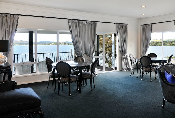 Black Swan Lakeside Boutique Hotel