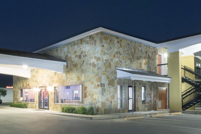 Super 8 by Wyndham San Antonio Near Fort Sam Houston
