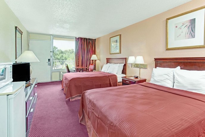 Howard Johnson by Wyndham Tropical Palms Kissimmee