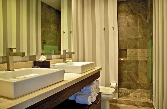 Pinnacle Resorts 220