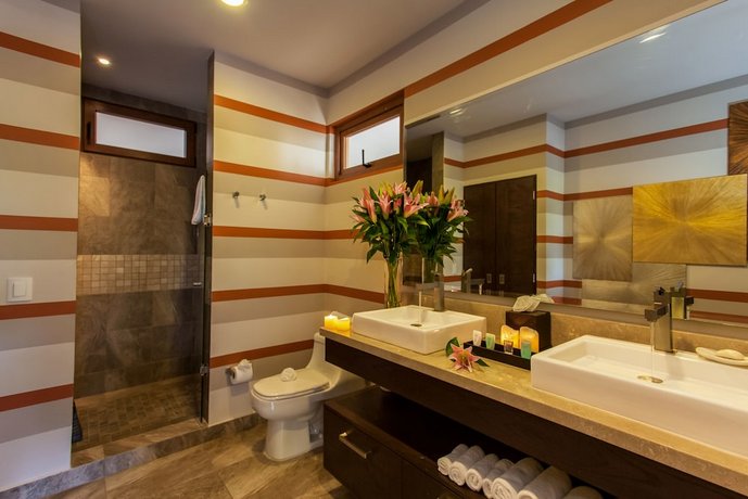 Pinnacle Resorts 220