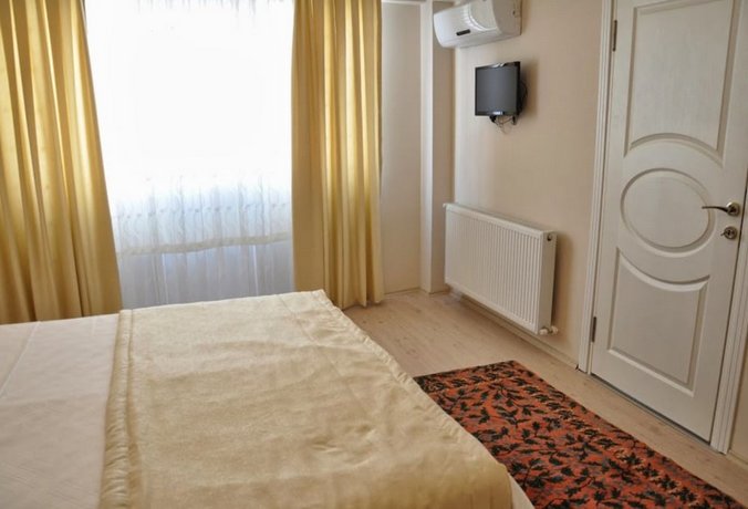 Huxley Hotel and Aparts Old City