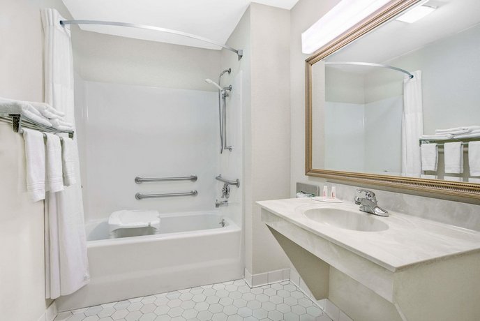 Days Inn by Wyndham Macon I 475