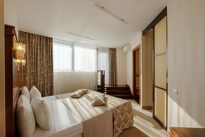 Riviera Hotel